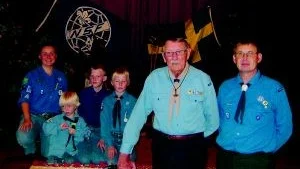 Alltid redo i 60 år. Louis Landqvist, hedersgäst och grundare av Hummelstads scoutkår, tillsammans med Alf Thellman nuvarande ordförande. För återväxten i kåren svarar bland annat Susanne Gunnarsson, Isak, Anton och Alexander Thellman.