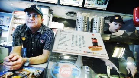 Jan Tenemyr, köpman och butikschef i den nyöppnade 7-Elevenbutiken i Västervik. Här tillsammans med butiksanställde Martin Mast (t h).fOTO: eLLEN kINDSTRAND