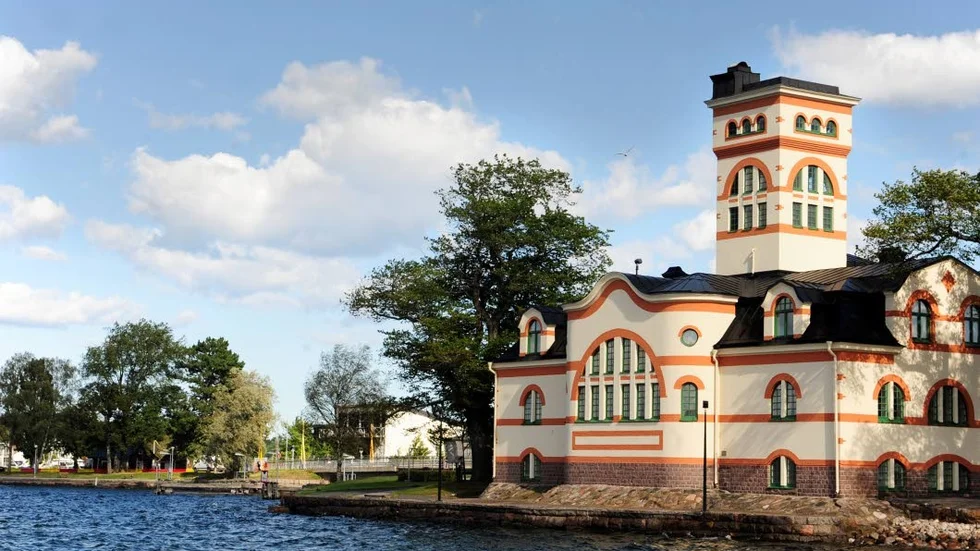 Framtida konsthall och badplats? Vid Strömsholmen finns grässlänter mot vattnet där kommunen tittar på att anlägga en badplats. I huset kan det bli konsthall.