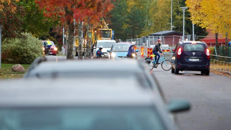 Många skolor vittnar om trafikkaos när elever ska lämnas och hämtas.