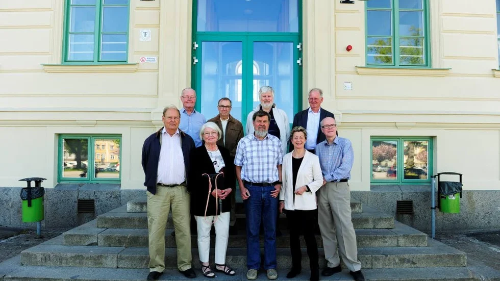 Klas Ivert, Bo Magnusson, Lars-Göran Lind, Fredrik Sjöholm, Bengt Jönsson, Vivi-Ann Larm (tidigare Edström), Per-Olof Andersson, Eva Samuelsson (tidigare Knös) och Gösta Karlsson tog studenten för 50 år sedan. Med på återträffen fanns ytterligare en person som inte tog studenten med klassen och som därför inte är med på bilden.
