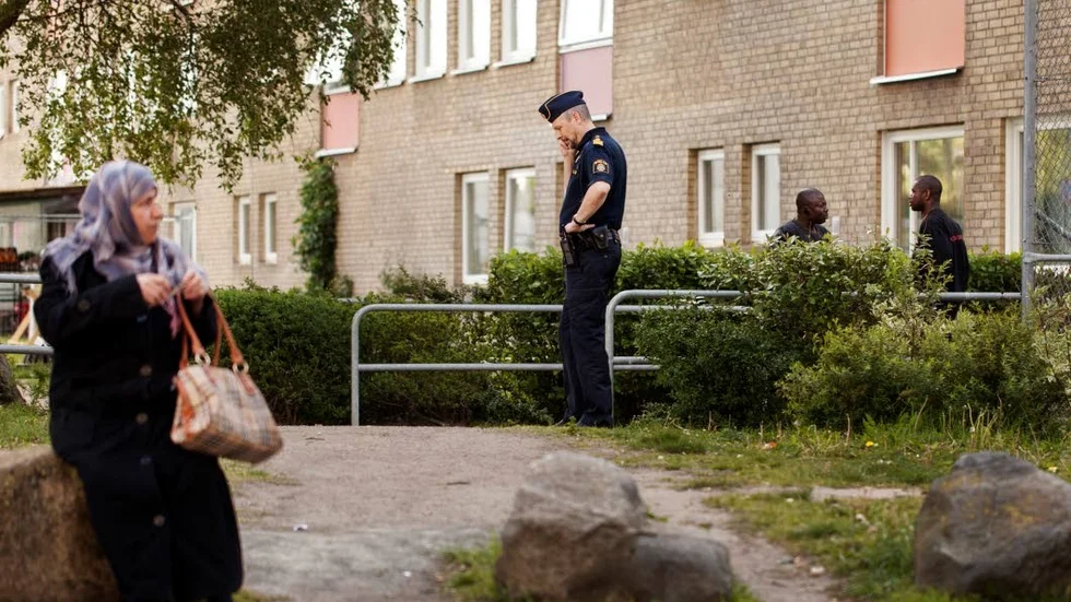 Trygghet. Poliserna bör vara hjältarna i landets förortsområden.