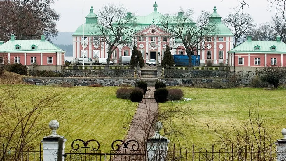 Säljes. Ållonö slott på Vikbolandet är till salu.