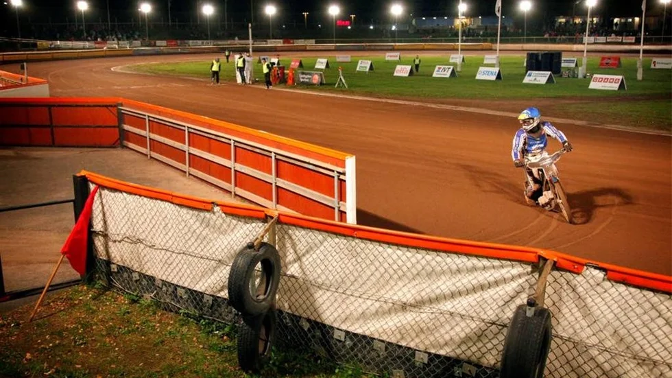 Den nuvarande belysningen på Ljungheden installerades 1993. Sedan dess har motorsportorganisationen Svemo skärpt kraven på elitserieklubbarna.