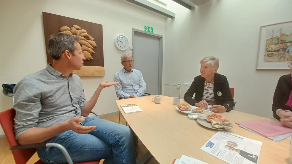 Magnus Nord, Jan Marcusson och Barbro Westerholm i ivrigt samtal.