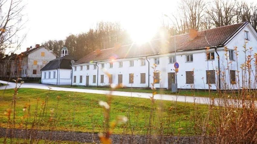 Västerviks Bostads AB vill riva huset närmast i förgrunden. Det mindre huset längre bort används som församlingshem. Ännu längre bort ser de eternitklädda byggnaderna Vallongatan 3 och 5 som också ser ut att gå mot rivning.