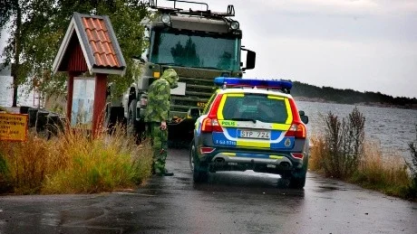 Marinen hjälper polisen att säkra bevismaterial från det sprängda malmfartyget Luleå, som ligger vid Kungsgrundet. Foto: Anders Steiner