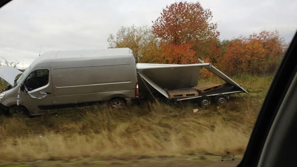 En bilförare körde i diket norr om Skramstad trafikplats.