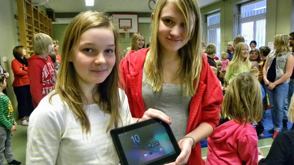 Lovisa Lindersson och Stina Wimmer var förstås jätteglada över att skolan fick läsplattor av föräldraföreningen.
