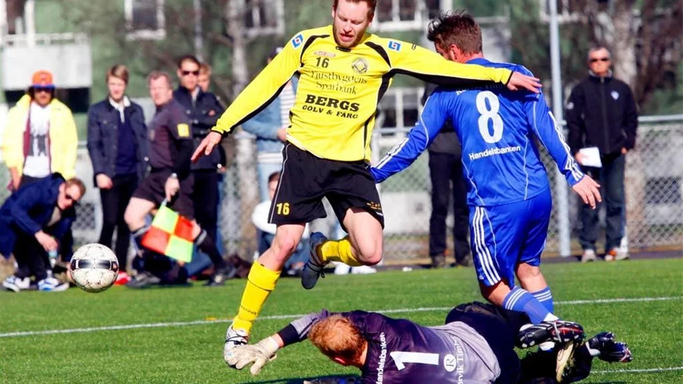 Magnus Karlsson och hans VFF hoppas kunna överlista Habo IF:s målvakt i kvällens viktiga bortamatch.
Arkivfoto: Anders Steiner