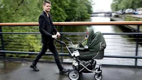 Marcus Birro på promenad med sonen Milo i barnvagnen för ett par år sedan.Foto: Scanpix