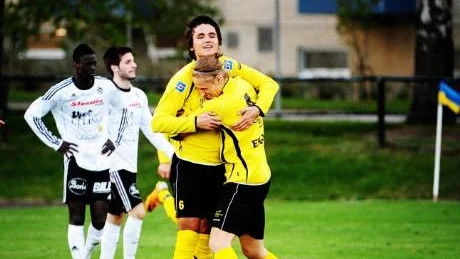 Albin Bytygi gjorde tre mål för VFF. Här firar han tillsammans med Tobias Bertilsson vars långa inkast Bytygi nickade i mål.Foto: Ola Axman