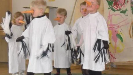 Tranorna som utför sin berömda dans är från vänster Johanna Hedbäck, Gustaf Sjöö, Adrian Flodemark, Herman Grönwall och Arvid Blomberg.Foto: Privat