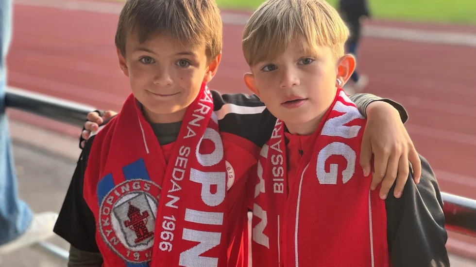 Kompisarna Nils Hansson och Melker Karlsson var på plats för att heja på Nyköping.