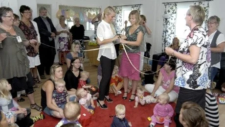 Christin Rampeltin och Jessica Rydell knyter ihop fyra band som representerar nya familecentralens olika enheter. Därmed var Gamlebys kompletta familjecentral invigd.