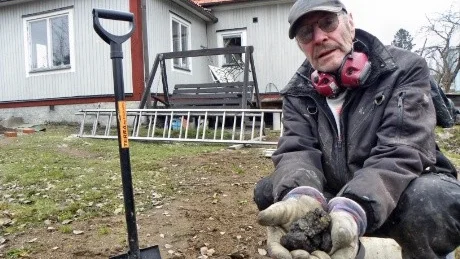 Ulf Arrefelt totalrenoverar huset som han nyligen köpt. Han välkomnar att marken nu ska undersökas och saneras om det krävs.½Foto: Anders Jacobsson