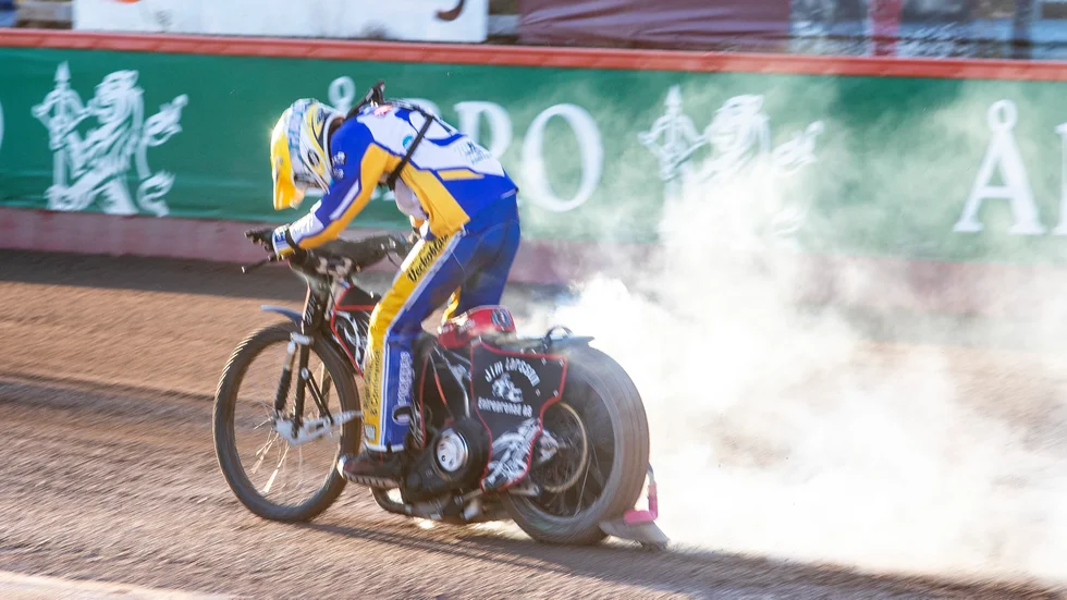 Motorn på Jonathan Ejnermarks cykel gick upp i rök i det andra heatet och med den Piraternas slutspelschans. Nu vann Dackarna till slut med hela 60-29.
