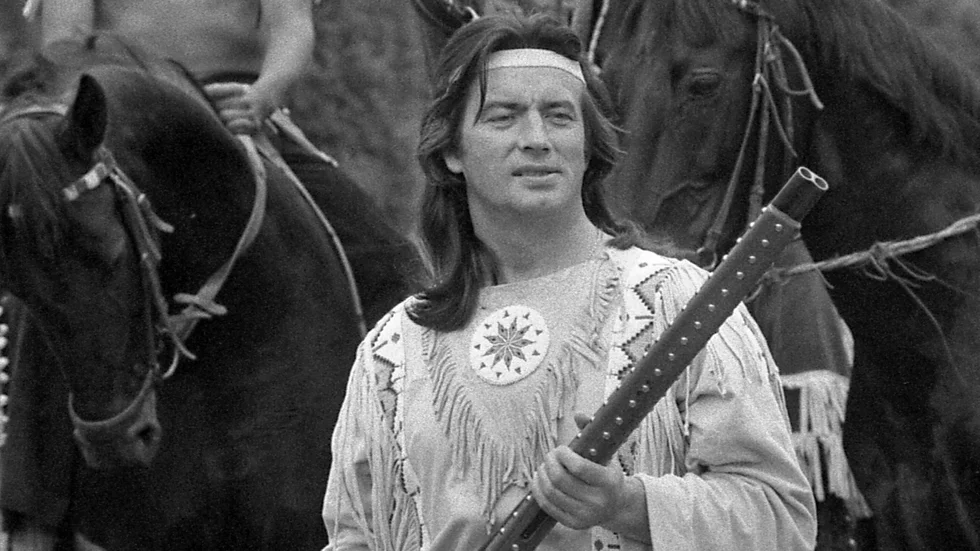 Den franske skådespelaren Pierre Brice som Winnetou i en av flera filmer från 1960-talet.