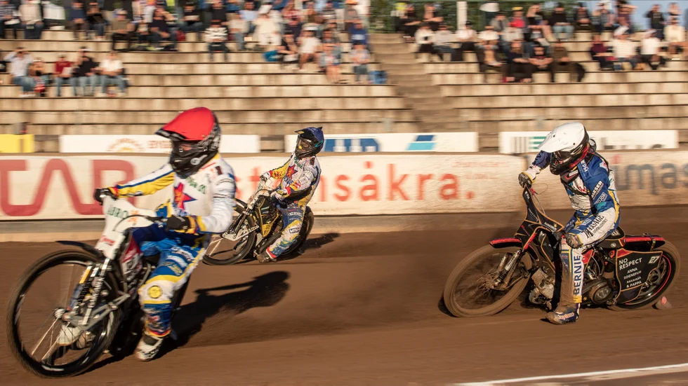 Här går slutspelsdrömmen upp i rök för Piraterna. Efter att Rasmus Brobergs kedja gått av börjar Jonathan Ejnermarks motor ryka. Det ger 5-0 för Dackarnas Nicolai Klindt och Ludvig Lindgren. Målillalaget, regrande mästarlaget, är vidare till kvartsfinal nästa vecka, ett slutspel som Piraterna får följa från soffan.