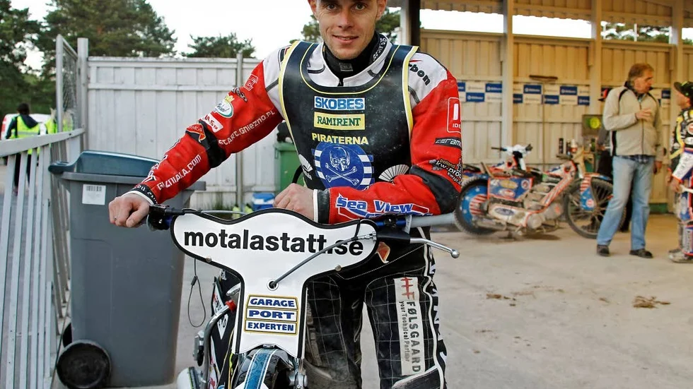 BONUS ATT VARA MED. Bjarne Pedersen hade inte räknat med att vara med så mycket i Piraterna i säsongsinledningen. Men på tisdagen kör Bjarne med Motalalaget igen.