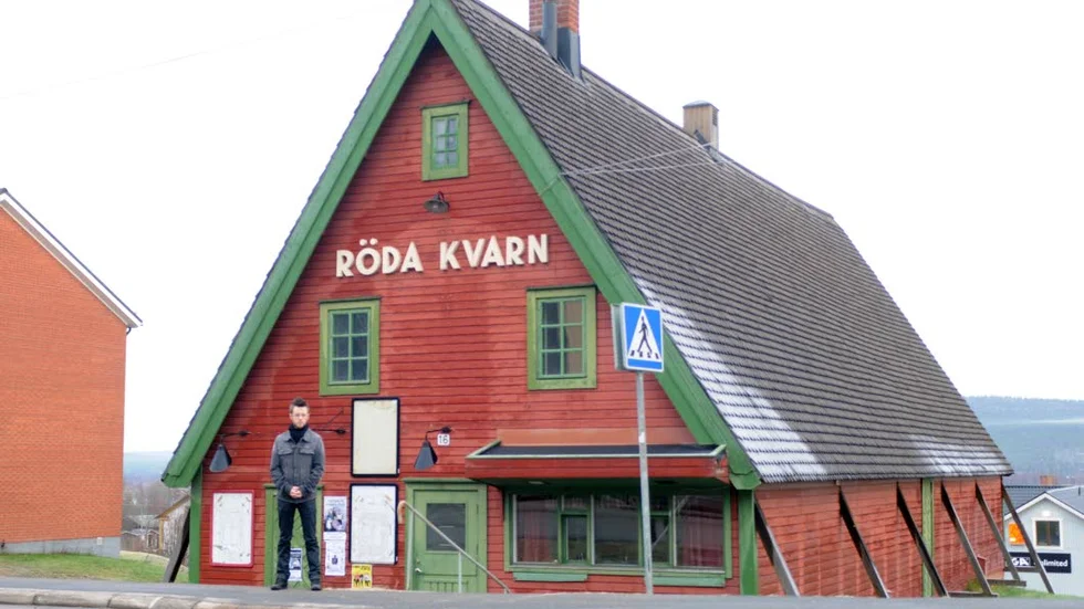 100 år. Röda kvarn – välbekant kultur- och nöjeslokal för Övertorneå och Tornedalen. På bilden syns Daniel Jakobsson, en av Övertorneås ungdomar som nyttjar lokalen.