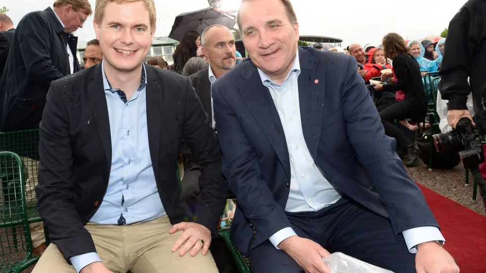 TAR DE TON? Stefan Löfven (S) och Gustaf Fridolin (MP) sjöng allsång i regnet. Frågan är vilken som blir deras melodi i höst?