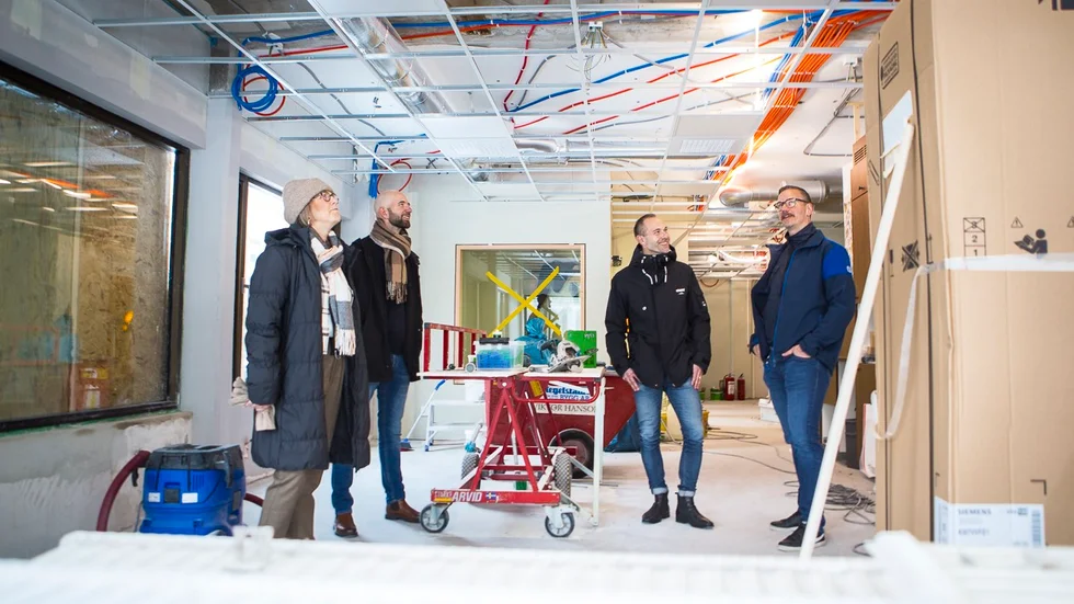Länsförsäkringars nya lokaler i Safiren-huset håller på att ta form. Jeanette och Mikael Carpman hälsar på tillsammans med Jimmy Sjögren och Mikael Blom.
