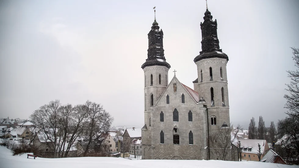 Visby domkyrkas nordöstra torn, till höger på bilden, ska restaureras.