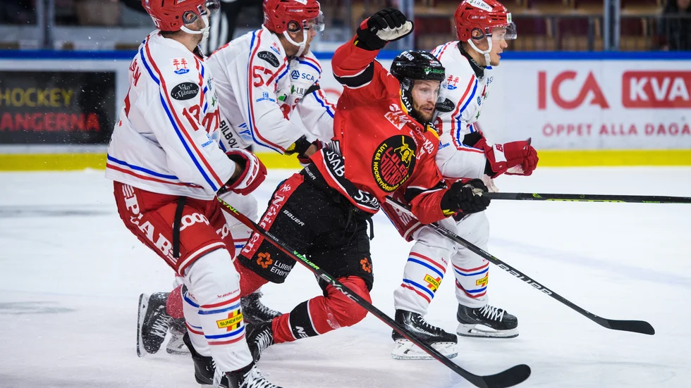 Einar Emanuelsson och Luleå föll tungt mot Timrå inför en nästan fullsatt arena. 