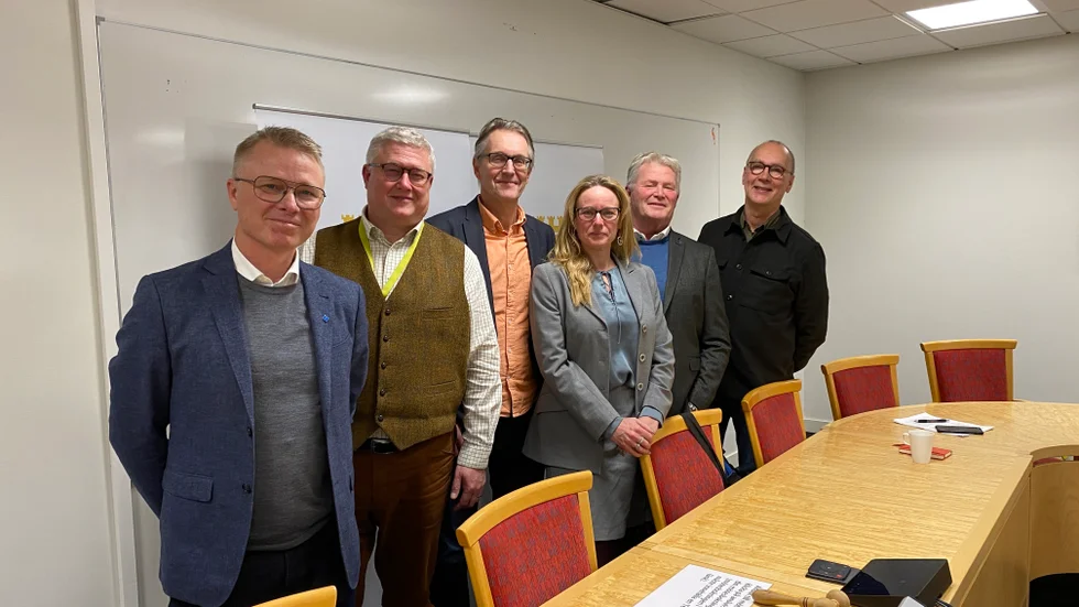 Enköpings nya sexpartistyre har presenterat nästa års budgetförslag. Från vänster Per Elfving, KD, Peter Book, M, Anders Wikman, NE, Ulrika Ornbrant, C, Svante Forslund, L, och Kenta Hällbom, MP.