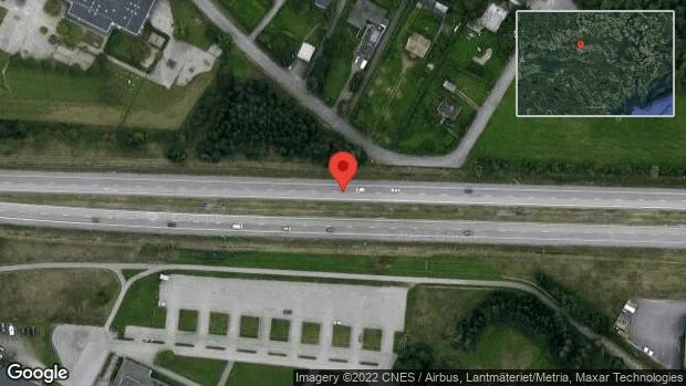 Personbil stillastående på E20