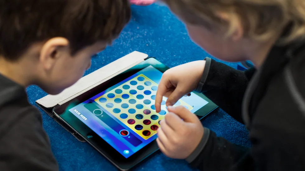 Digitalisering i förskolan betyder inte alltid att sitta passiv vid en skärm, i stället bör den ses som ett produktionsverktyg som ska användas för att nå ett meningsfullt lärande.