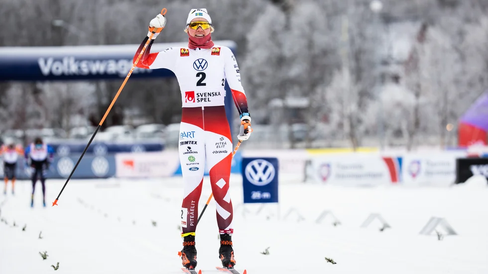 Där satt premiärsegern. Emma Ribom hade bra marginal ner till tvåan Johanna Hagström när hon gled i mål som vinnare i Bruksvallarna.