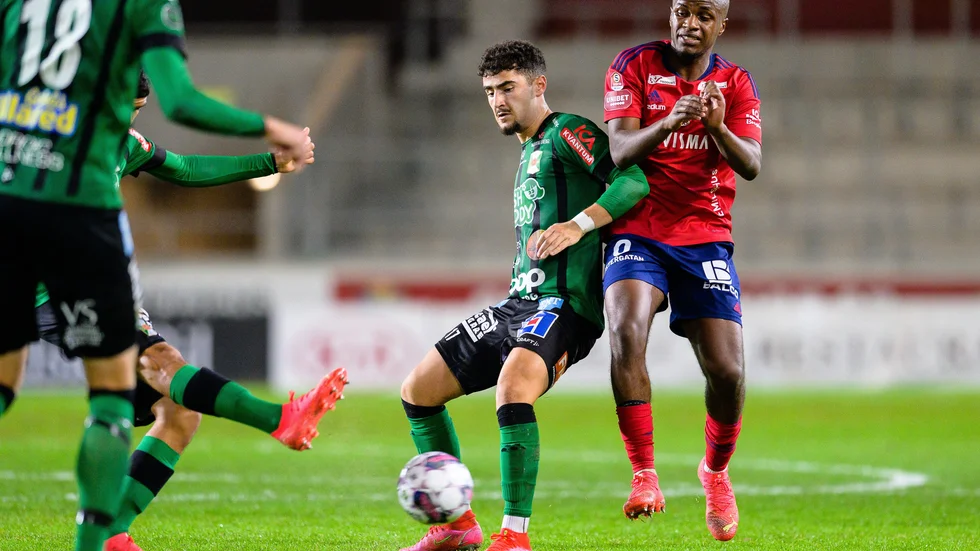 Eskilstunakillen Ismet Lushaku (mitten) och hans Varberg fick en bra start i kvalmatchen mot Öster under torsdagen efter seger med 2-1.