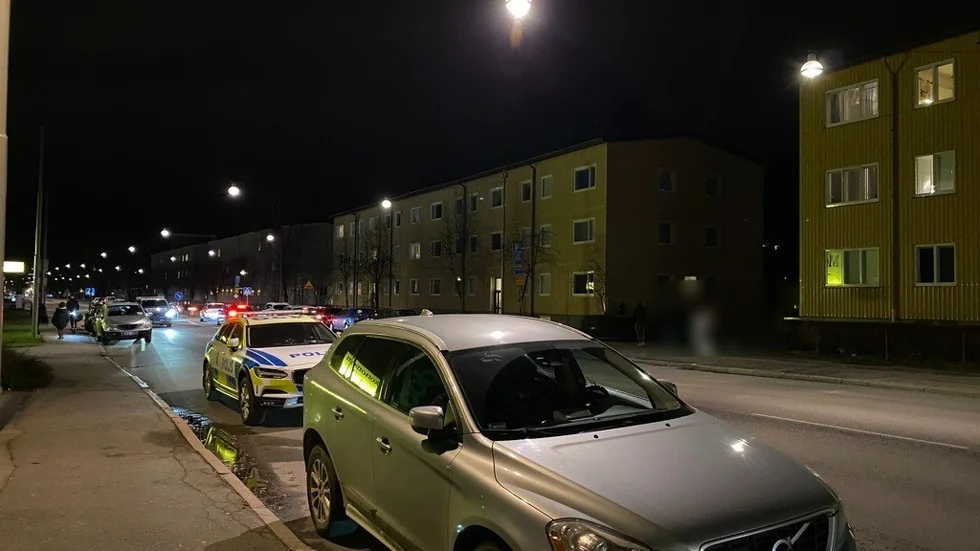 Polisen är på plats vid Stockholmsvägen där misstänkt explosiva varor hittats i en lägenhet.