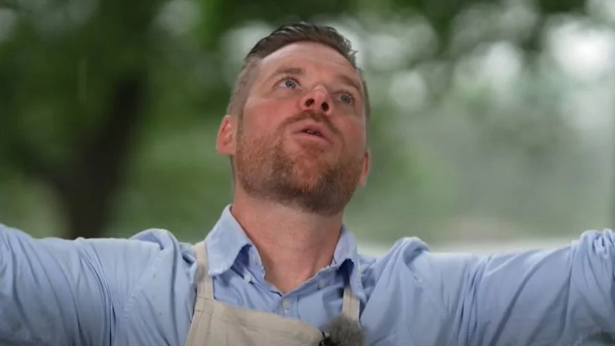 Daniel Svensson tyckte själv att han tog sitt vatten över huvudet i veckans avsnitt av Hela Sverige bakar. Men han klarade sig och är nu en av de fem sista deltagarna kvar i programmet.