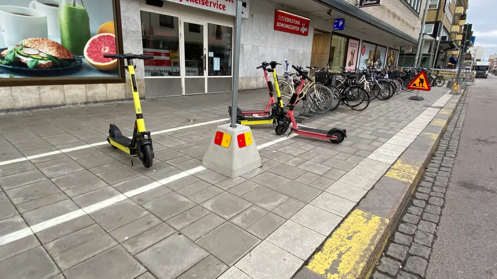 Trots parkeringsrutorna väljer vissa att parkera utanför.