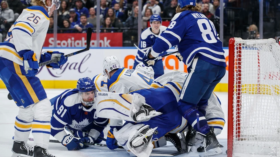 I den här röriga situationen hittade William Nylander (längst till höger) pucken och lyckades slå in den.