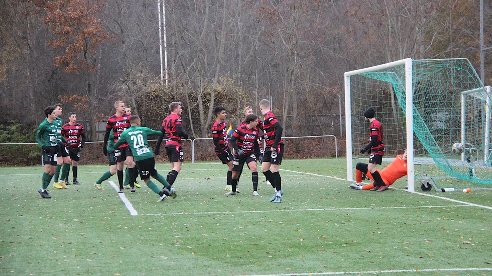 David Eriksson kommer rätt på Mohammed Ibrahims hörna och gör 1-0 för ESK mot Köping FF i träningsmatchen på Korsängen.