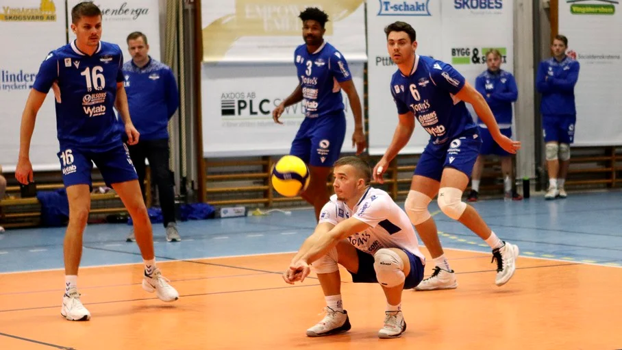 Liberon Axel Grave fick priset som bästa VVK-spelare mot Falkenberg. Till vänster Jens Ahremark som gjorde comeback och proffsen Relyea Dixon Speller och Aidan Saladana (nummer 6).