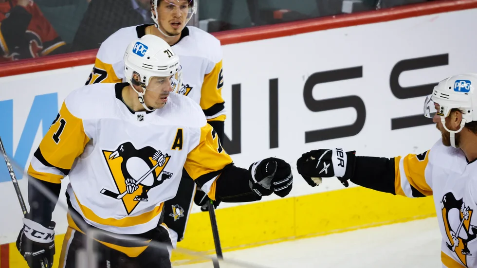 Pittsburghs Jevgenij Malkin firar sin tusende match med att göra mål mot Chicago.