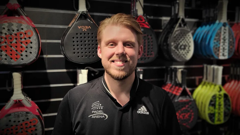 Joacim Sätre, en av ägarna till Enköpings Padel Arena.