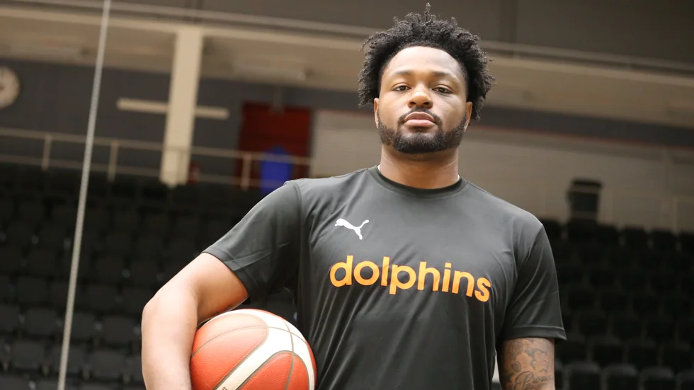 Som basketspelare: CJ Burks. När Dolphins nye amerikan tar micken och rappar är det som F4L Ballout. 26-åringen har släppt ett gäng låtar och har musiken som stor passion vid sidan av basketen.