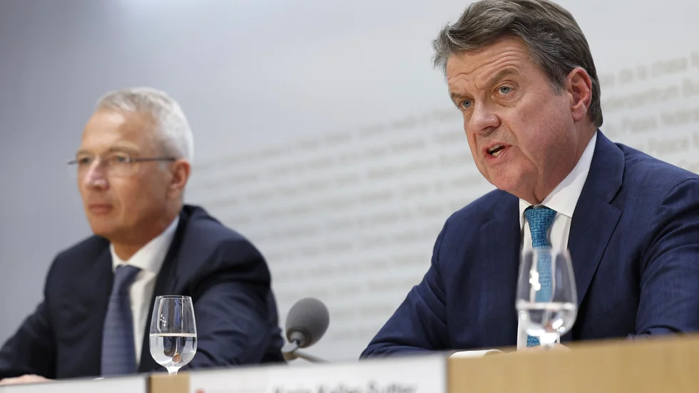 Credit Suisses ordförande Axel Lehmann (vänster) tillsammans med UBS:s ordförande Colm Kelleher på en presskonferens efter uppgörelsen.