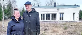 Nygifta paret bor i runt drömhus av halm och lera
