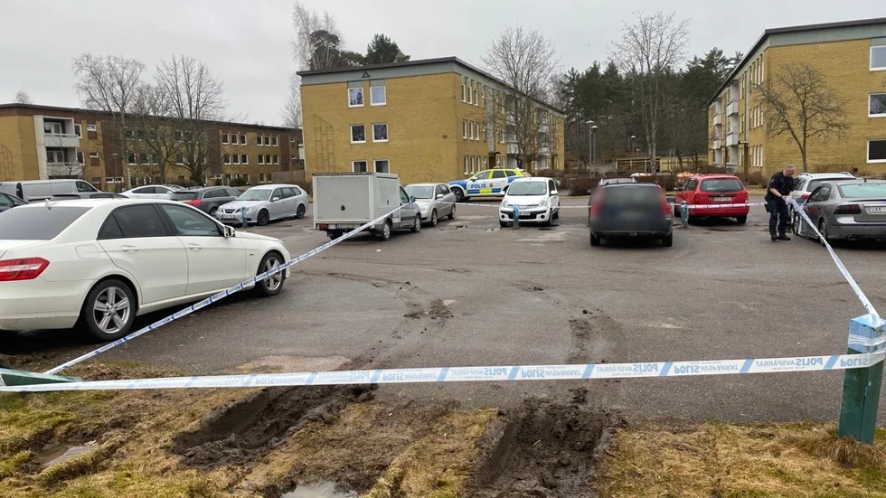 Polis har spärrat av runt en bil i Finspång.