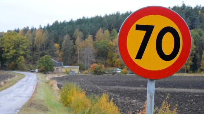 Hastigheten bör sänkas från 70 till 50 och 30 på sträckan Sparrsätra-Hässelby anser en privatperson. Länsstyrelsen delar dock inte den åsikten.