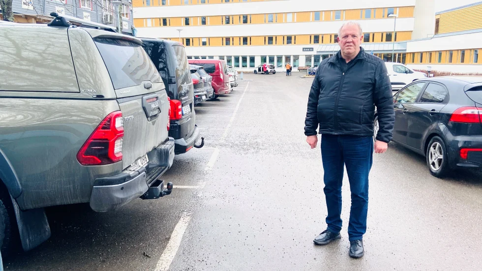 Bobby Svensson, som efter två cancerdiagnoser lider av fatigue, behöver sova 15 timmar om dygnet. "Min vakna tid vill jag orka göra bra grejer, inte jaga p-platser runt sjukhuset varje gång jag kommer hit. Men med de här hantverksbilarna överallt har detta blivit ett stort orosmoment i vardagen."