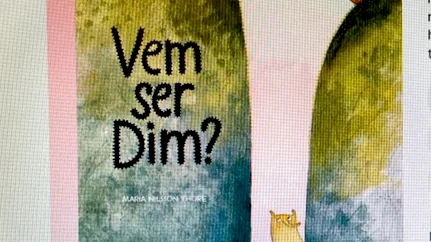 I samband med barn fyller fyra år överlämnas boken "Vem ser Dim?" för att uppmuntra läsning.