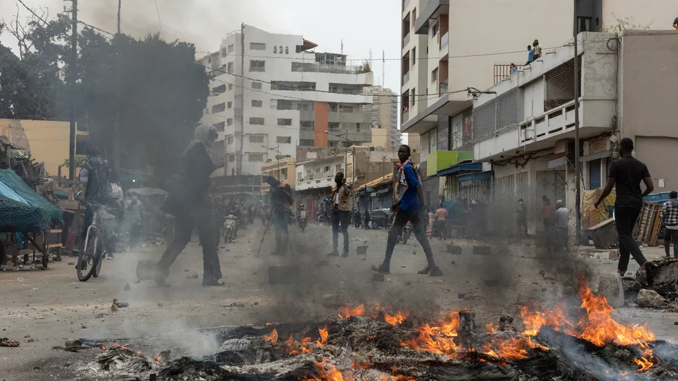 Anhängare till den åtalade oppositionsledaren Ousmane Sonko demonstrerar i Dakar, Senegal den 16 mars.